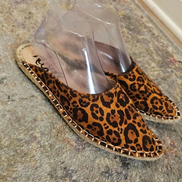 NWOT Paola Leopard Slip On Flats Size 41 - Picture 1 of 8